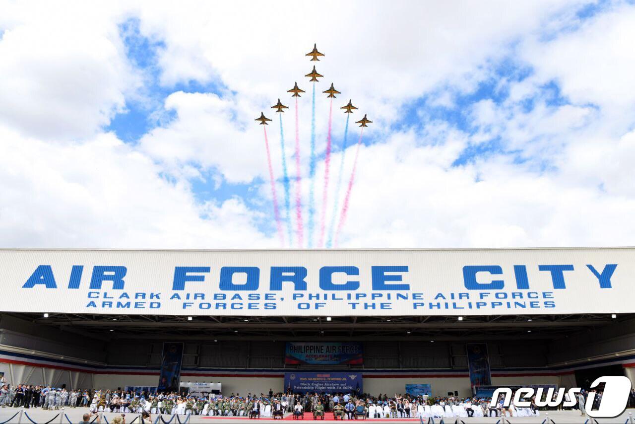 한국 공군 블랙이글스의 T-50B와 필리핀 공군의 FA-50PH가 3일 필리핀 클락 공군기지에서 한-필리핀 수교 75주년을 축하하는 우정비행을 실시했다. 사진은 우정비행 후 에어쇼에서 빅 에로우 대형&#40;Big arrow Formation&#41;을 선보이는 블랙이글스. &#40;공군 제공&#41; 2024.3.3/뉴스1