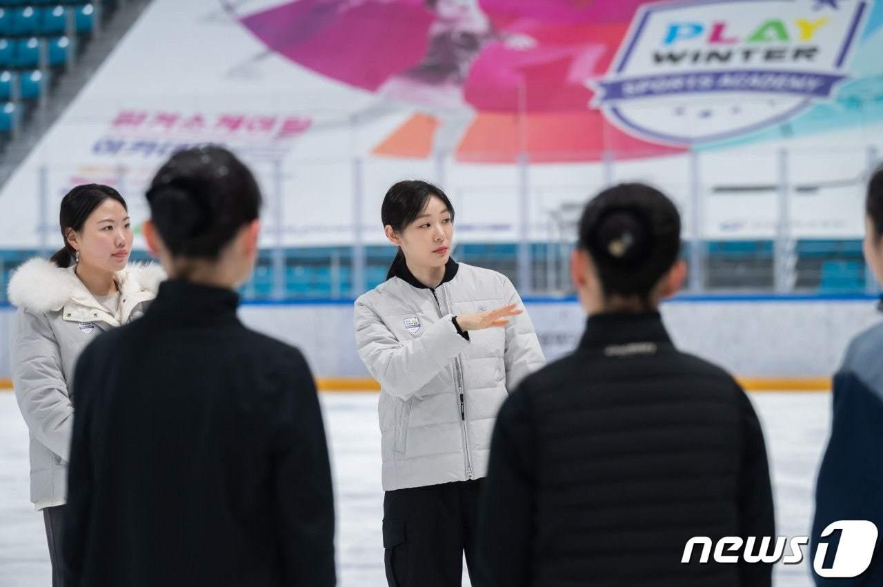 김연아가 3일 강원 강릉하키센터에서 열린 플레이윈터 피겨스케이팅 아카데미에서 선수들을 지도하고 있다. &#40;올댓스포츠 제공&#41;