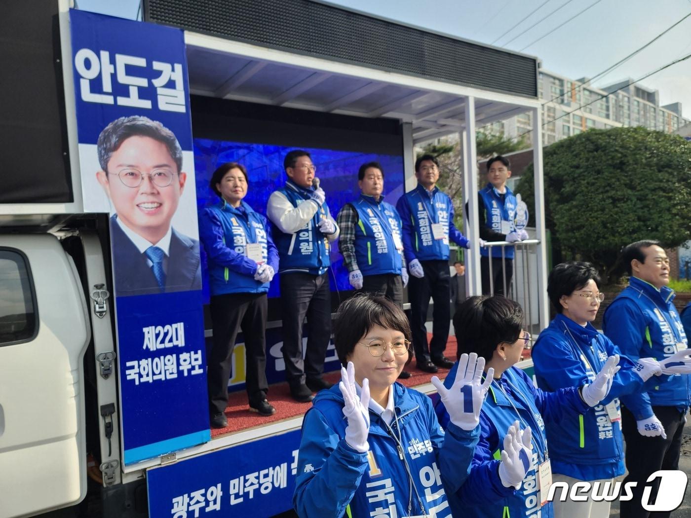 22대 총선 광주 동남을 선거구에 출마한 안도걸 더불어민주당 후보&#40;뒤줄 왼쪽 두번째&#41;가 운림중학교 앞에서 선거유세를 펼치고 있다. 2024.3.30/뉴스1