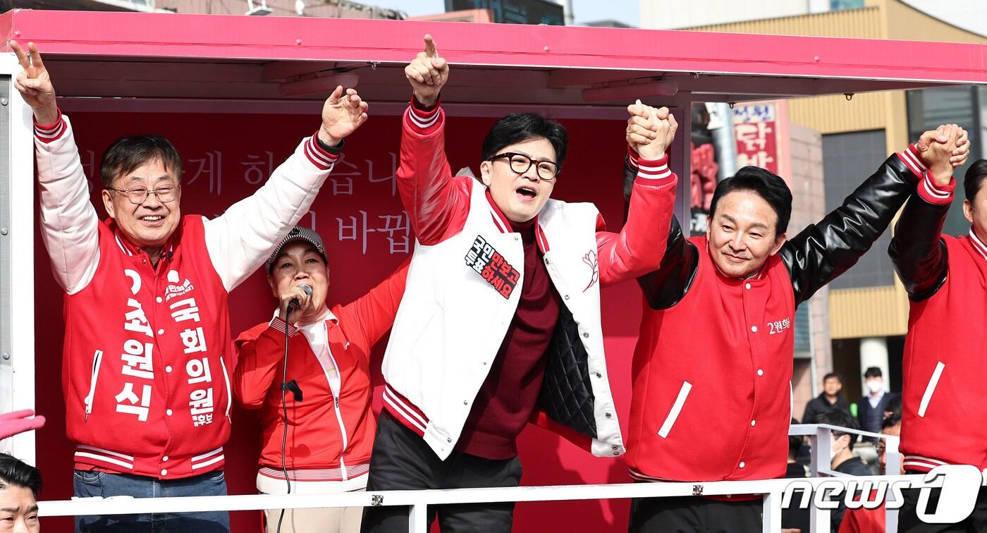 한동훈 국민의힘 비상대책위원장 겸 총괄선거대책위원장이 30일 오후 인천 계양구 계산역 인근에서 원희룡&#40;계양을&#41;, 최원식&#40;계양갑&#41; 후보에 대한 지지를 호소하고 있다. 2024.3.29/뉴스1 ⓒ News1 구윤성 기자