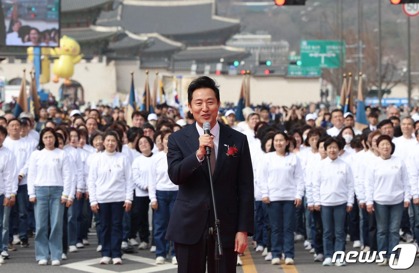 오세훈 서울시장이 30일 서울 종로구 광화문광장에서 열린 &#39;2024 부활절 퍼레이드&#39;에 참석해 축사를 하고 있다. 2024.3.30/뉴스1 ⓒ News1 김도우 기자