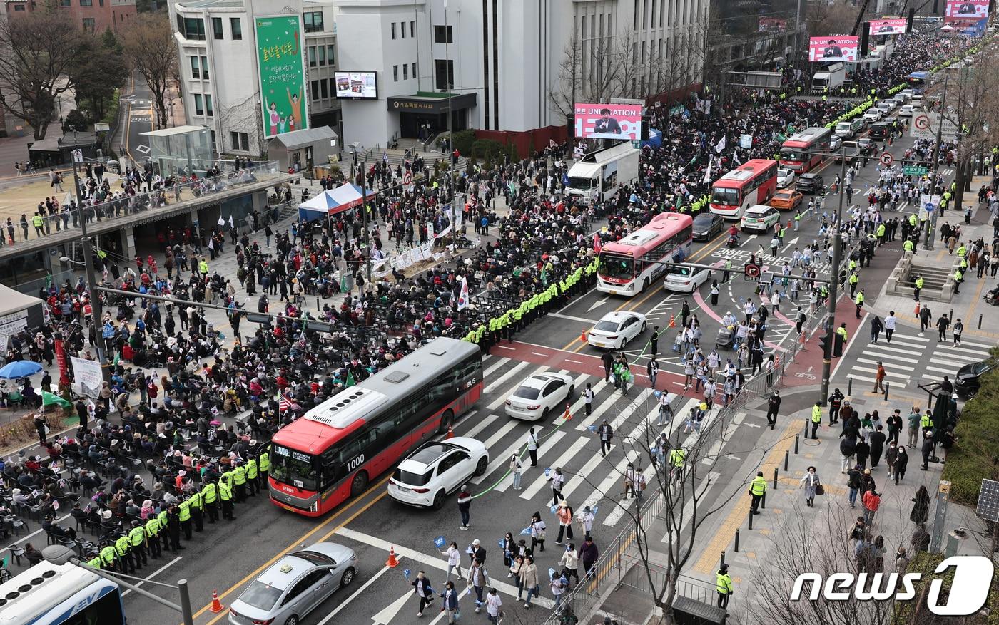 30일 서울 중구 시청역 인근 세종대로가 집회와 부활절 퍼레이드로 교통정체를 빚고 있다. 2024.3.30/뉴스1 ⓒ News1 김도우 기자