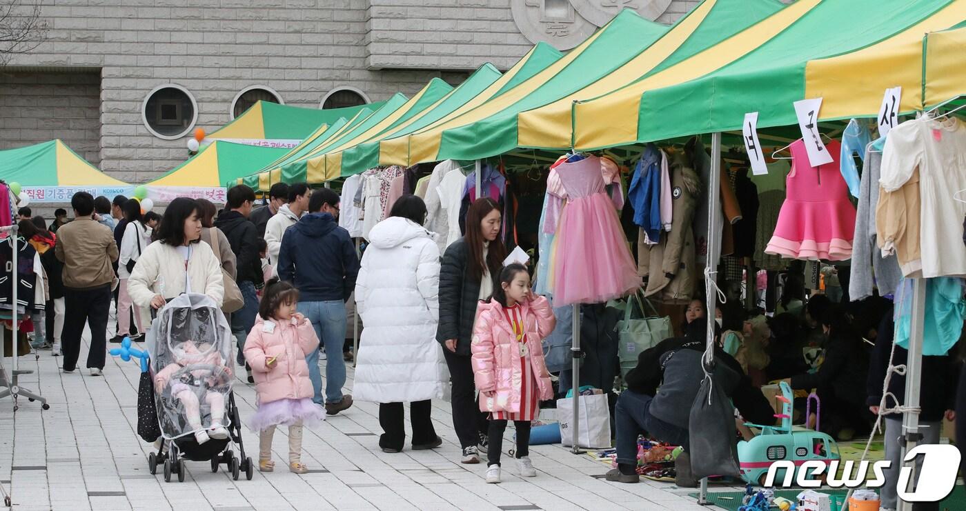 3월 대전 유성구 한국조폐공사 대전 화폐박물관 광장에서 벚꽃축제의 일환으로 열린 행복장터 &#39;제9회 벼룩시장’ 및 ‘온기나눔 음악회’. ⓒ News1 김기태 기자