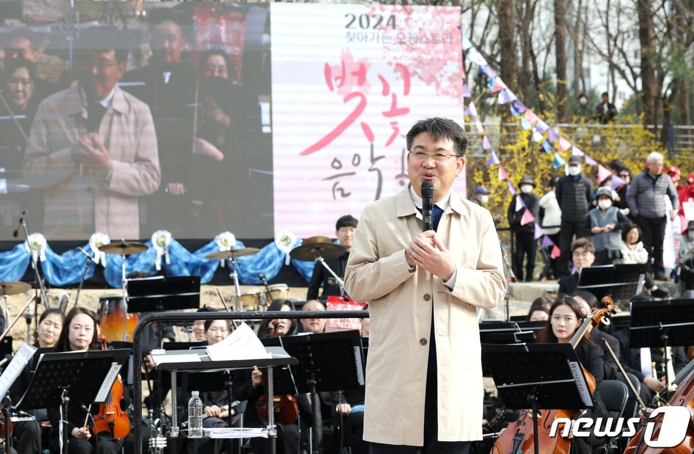 오승록 노원구청장이 30일 오후 서울 노원구 한국성서대학교 옆 당현천 바닥분수 일원에서 열린 ‘2024년 당현천 벚꽃음악회’에서 인사말을 하고 있다. 당현천 벚꽃음악회는 구민들이 가장 편히, 자주 찾는 힐링 공간인 ‘당현천’에서 고품격 음악 공연을 즐길 수 있도록 마련된 구의 대표적인 문화공연 사업이다. &#40;노원구 제공&#41; 2024.3.30/뉴스1 ⓒ News1 권현진 기자