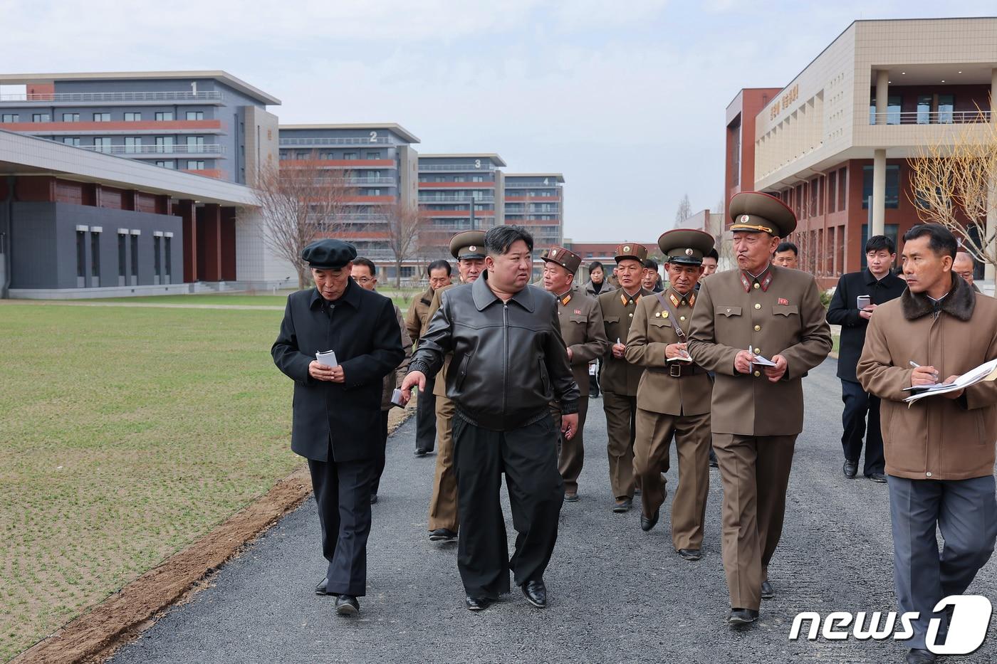 &#40;평양 노동신문=뉴스1&#41; = 김정은 북한 노동당 총비서가 당 중앙간부학교 건설 현장을 현지지도하는 모습. [국내에서만 사용가능. 재배포 금지. DB 금지. For Use Only in the Republic of Korea. Redistribution Prohibited] rodongphoto@news1.kr