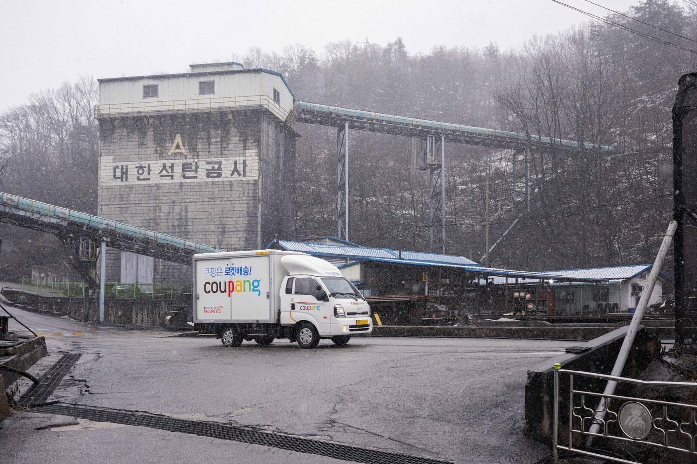 강원 삼척시 도계읍 배송지로 가고 있는 쿠팡카&#40;쿠팡 제공&#41;