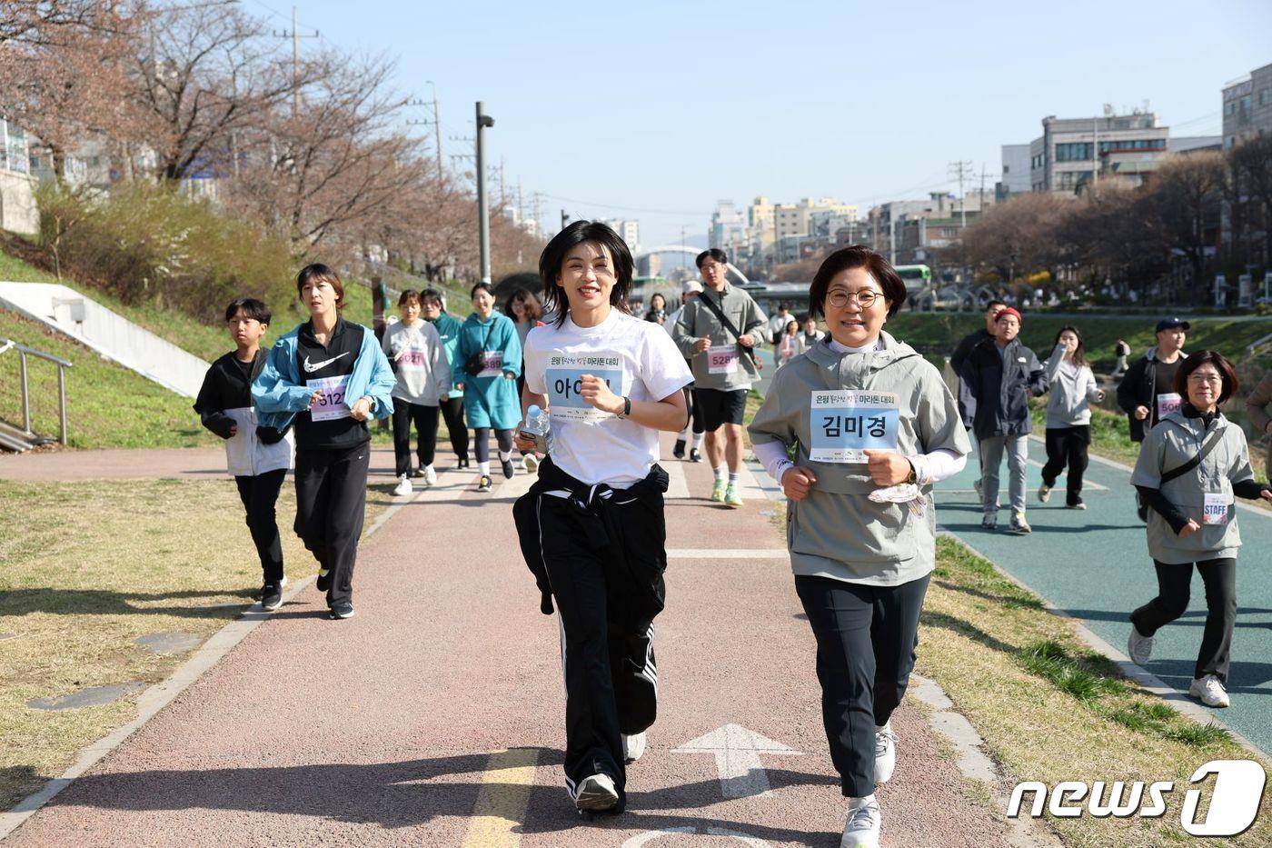 김미경 은평구청장과 댄서 아이키가 31일 오전 서울 은평구 불광천에서 열린 2024 은평 불광천 벚꽃 마라톤대회에 참가해 힘차게 달리고 있다. &#40;은평구 제공&#41; 2024.3.31/뉴스1