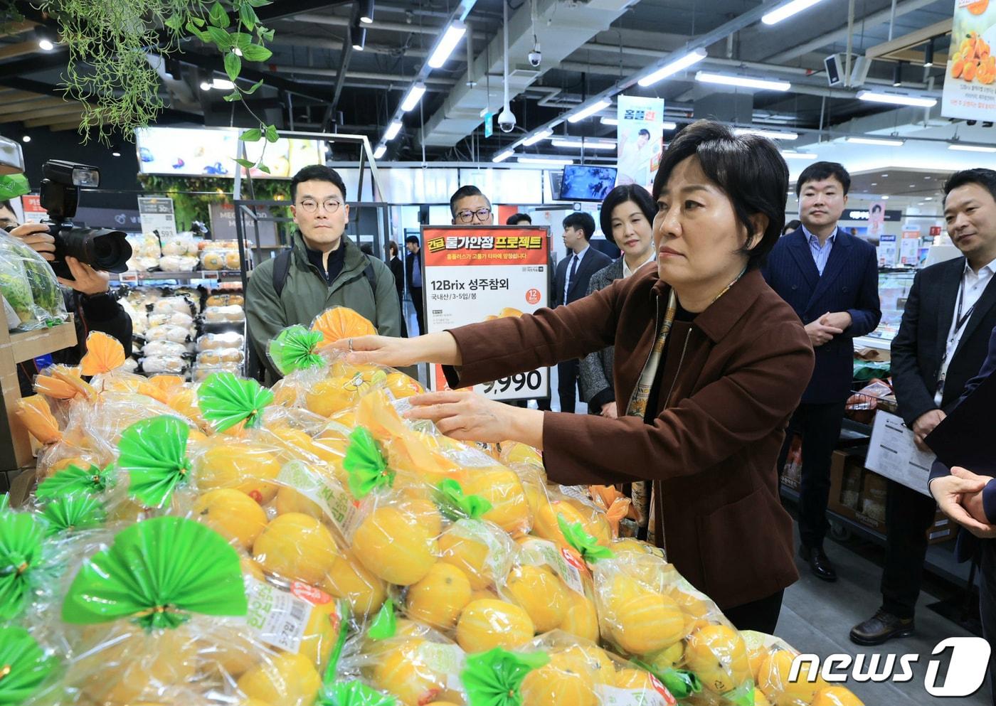 송미령 농림축산식품부 장관이 31일 오전 서울 홈플러스 강서점을 방문해 농축산물의 수급동향을 살펴보고 있다. &#40;농식품부 제공&#41; 2024.3.31/뉴스1