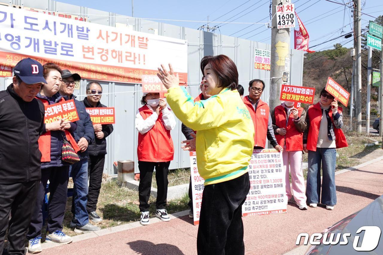 31일 오후 녹색정의당 심상정 후보&#40;고양갑&#41;가 목암지역주택조합을 방문해 지지를 호소하고 있다. &#40;심상정 선거사무실 제공&#41;