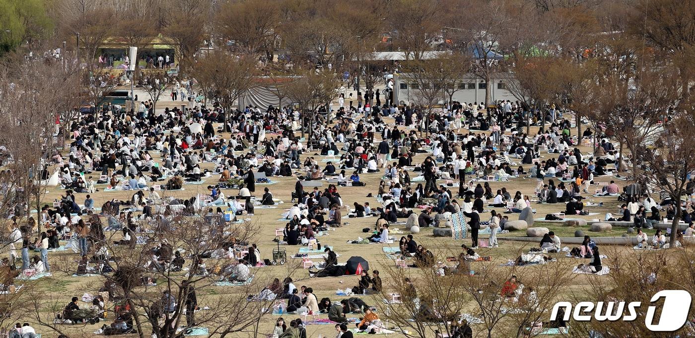 전국에 포근한 봄날씨가 이어진 31일 서울 여의도 한강시민공원이 나들이를 나온 시민들로 북적이고 있다. 2024.3.31/뉴스1 ⓒ News1 박지혜 기자