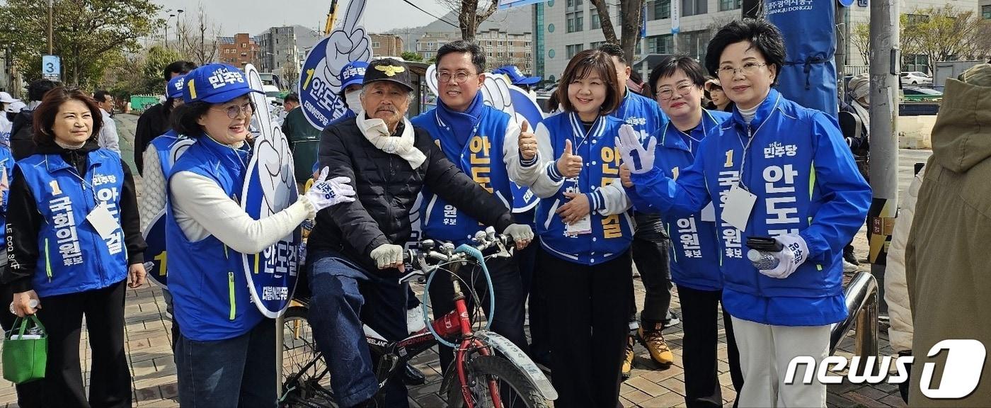 광주 동남을에 출마한 안도걸 더불어민주당 후보가 광주 동구 조선대학교 앞에서 유세를 하고 있다.&#40;후보측 제공&#41;2024.3.31./뉴스1