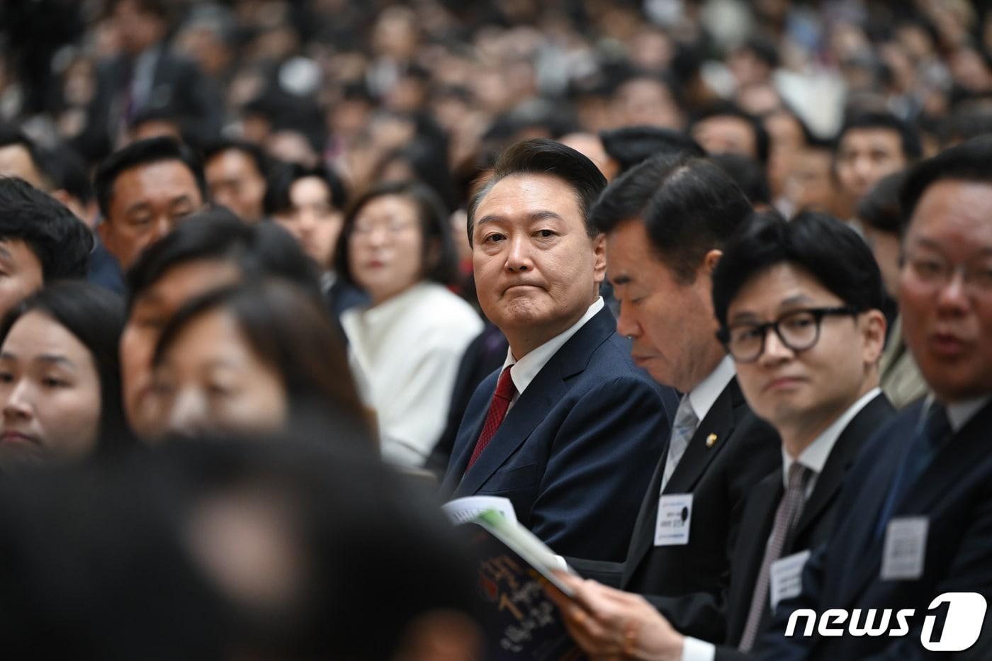 윤석열 대통령이 김진표 국회의장, 한동훈 국민의힘 비상대책위원장, 김부겸 더불어민주당 상임공동선거대책위원장과 31일 서울 강동구 명성교회에서 열린 2024 한국교회 부활절 연합예배에 참석하고 있다. &#40;대통령실 제공&#41; 2024.3.31/뉴스1 ⓒ News1 안은나 기자