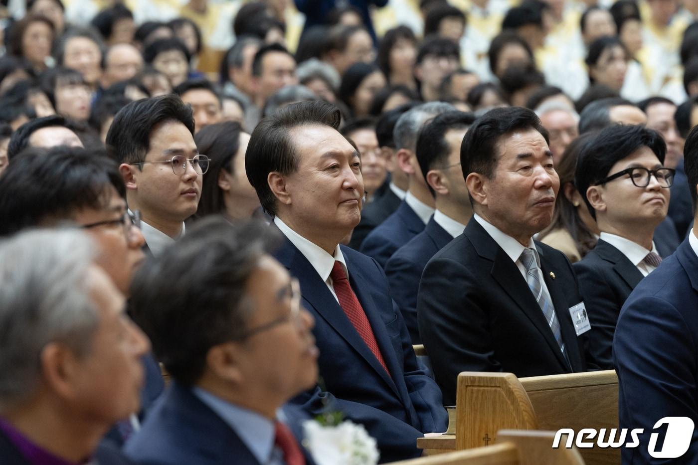 윤석열 대통령이 김진표 국회의장, 한동훈 국민의힘 비상대책위원장과 지난 3월 31일 서울 강동구 명성교회에서 열린 2024 한국교회 부활절 연합예배에 참석하고 있다. &#40;대통령실 제공&#41; 2024.3.31/뉴스1 ⓒ News1 안은나 기자