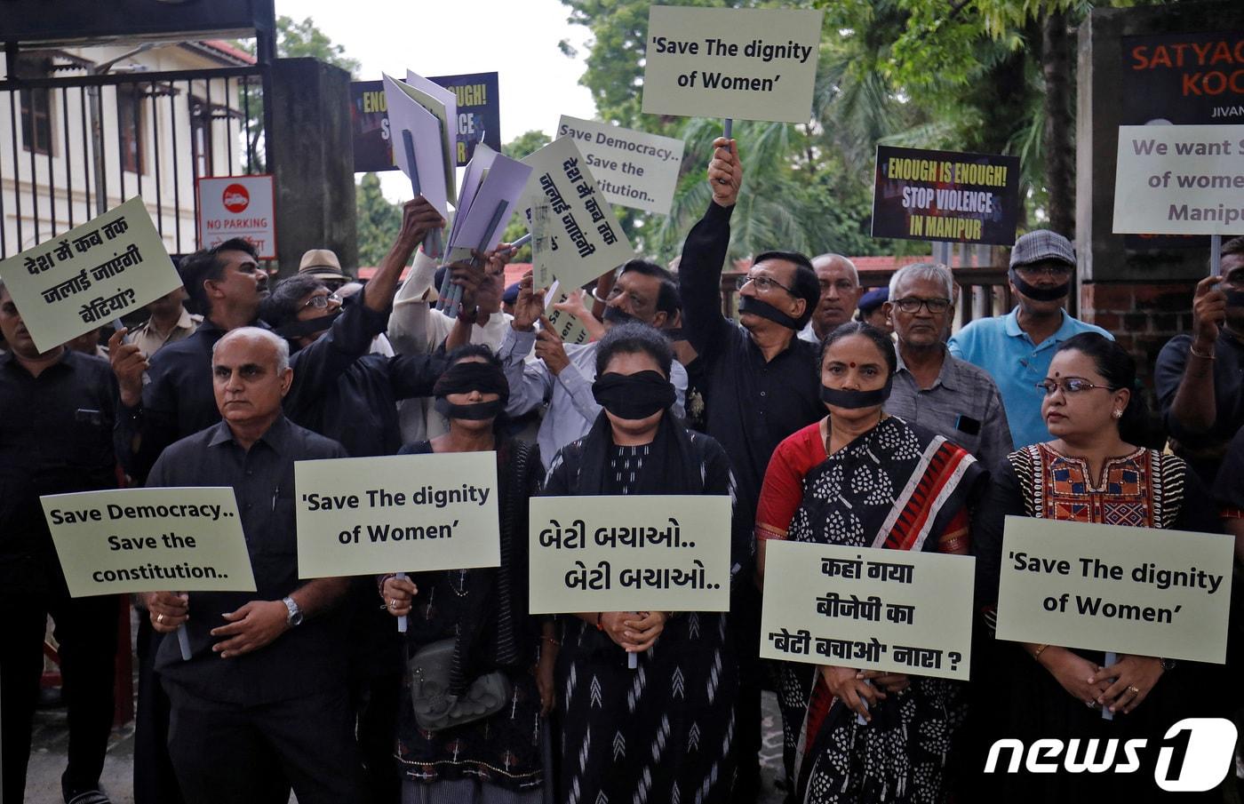 23일&#40;현지시간&#41; 인도 동부 매니푸르주 아마다바드에서 시민들이 여성 2명이 성폭행당한 사건을 규탄하는 시위를 벌이고 있다. 2023.07.23/ ⓒ 로이터=뉴스1 ⓒ News1 박재하 기자