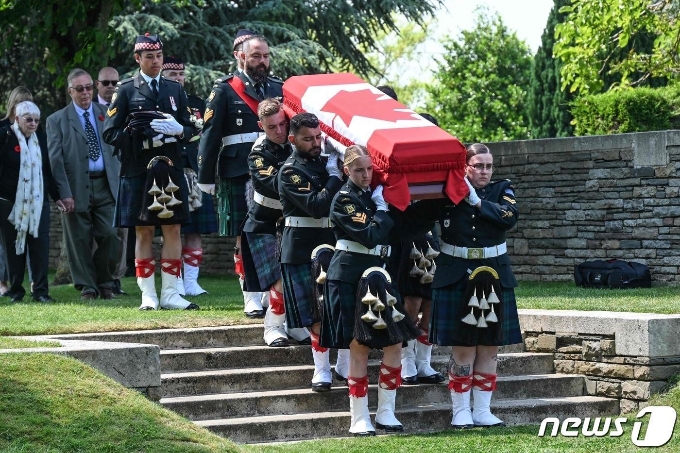 캐나다에서 장례를 치르는 모습. ⓒ AFP=뉴스1 ⓒ News1 김예슬 기자