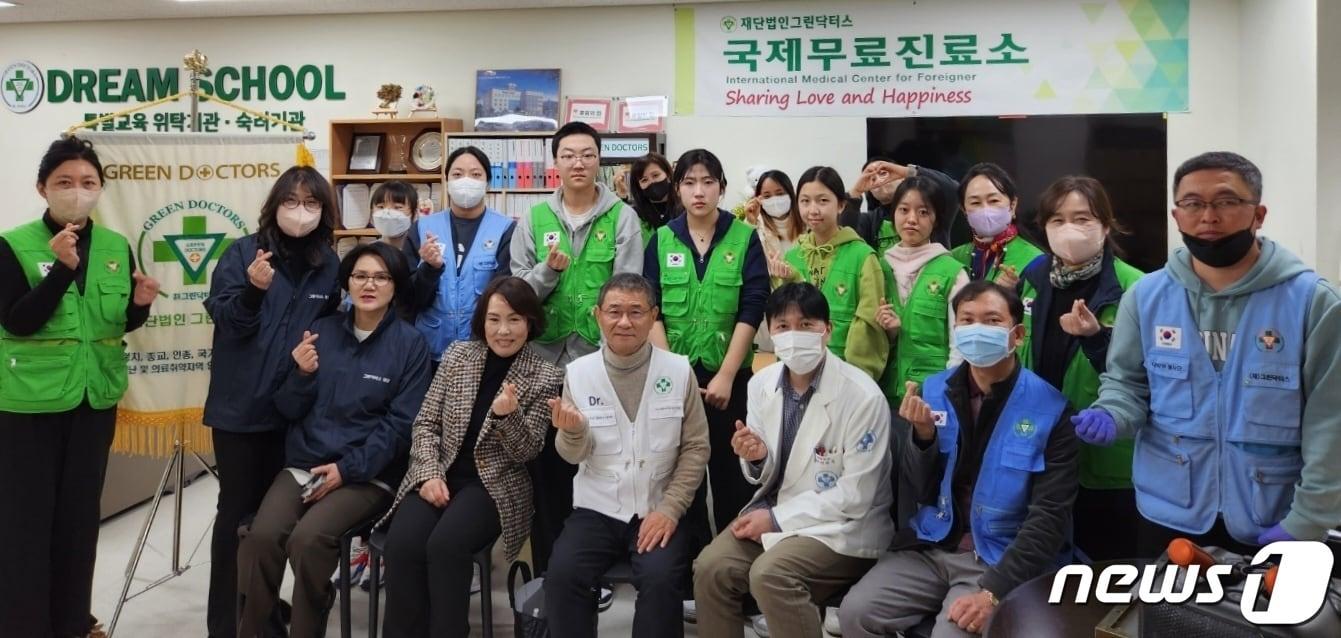 3일 부산 온종합병원 그린닥터스 국제진료센터에서 그린닥터스 의료진과 봉사자들이 기념사진을 찍고 있다.&#40;온종합병원 제공&#41;