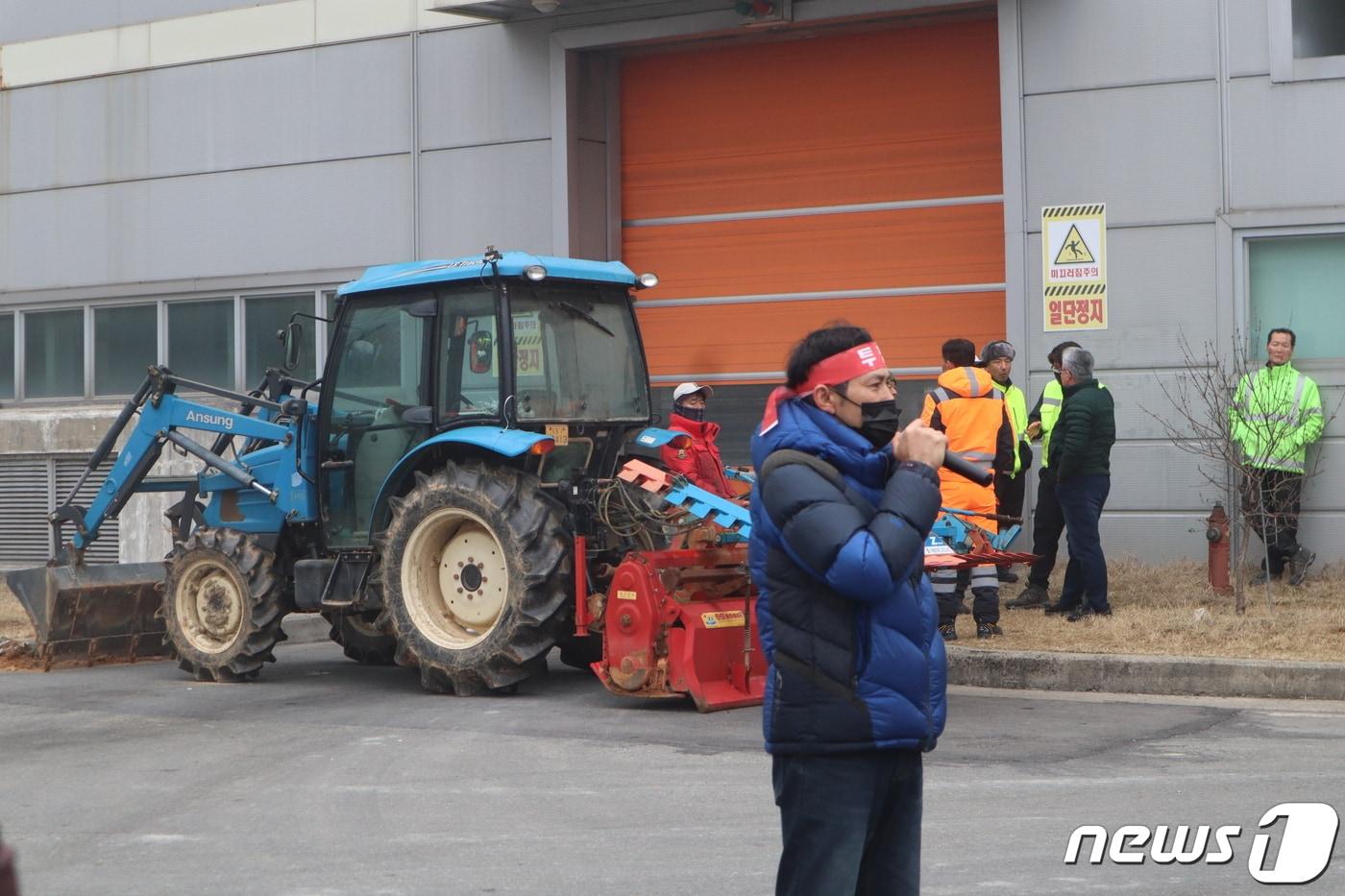 4일 충북 청주시 흥덕구 휴암동 주민들이 청주광역소각시설 내 소각로 앞을 농기계로 봉쇄하고 있다.2024.03.04.ⓒ 뉴스1 박건영 기자