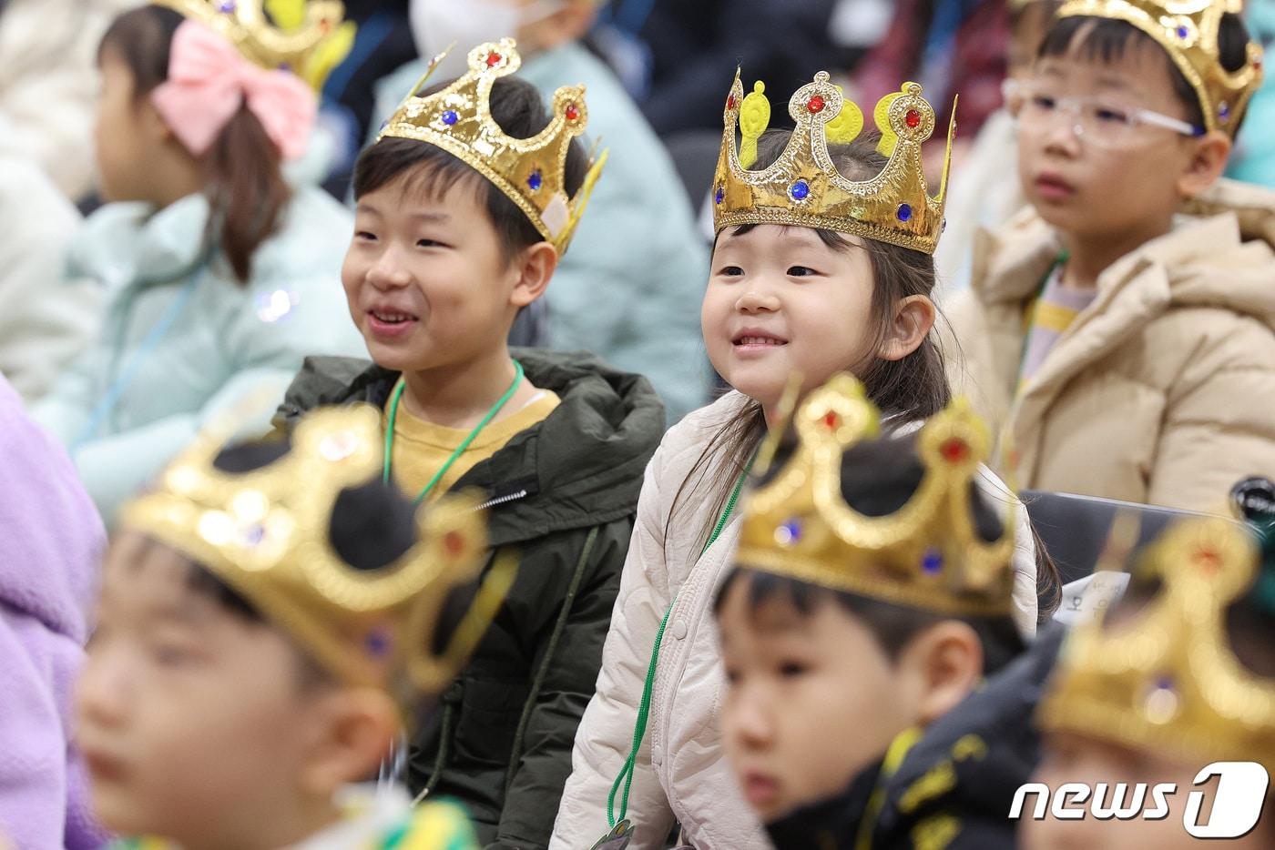 4일 오전 서울 영등포구 문래초등학교에서 열린 입학식에서 신입생들이 왕관을 쓰고 있다. 2024.3.4/뉴스1 ⓒ News1 신웅수 기자