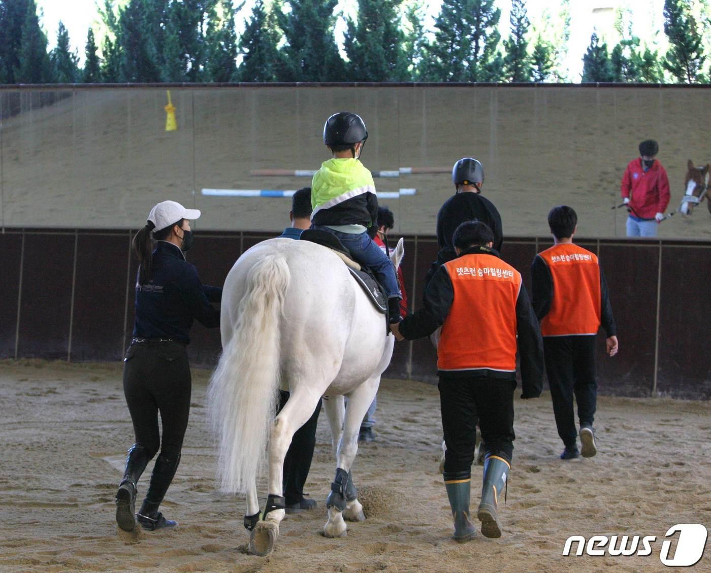 렛츠런파크 부산경남 재활승마 강습 모습&#40; 렛츠런파크 부산경남 제공&#41;