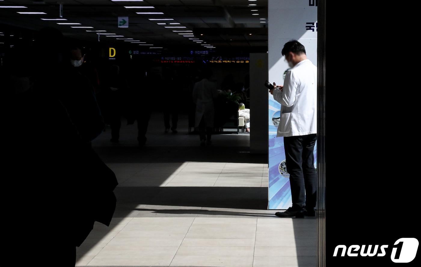 4일 서울 시내의 한 대학병원에서 한 의료인이 휴대전화를 확인하고 있다. 2024.3.4/뉴스1 ⓒ News1 이승배 기자