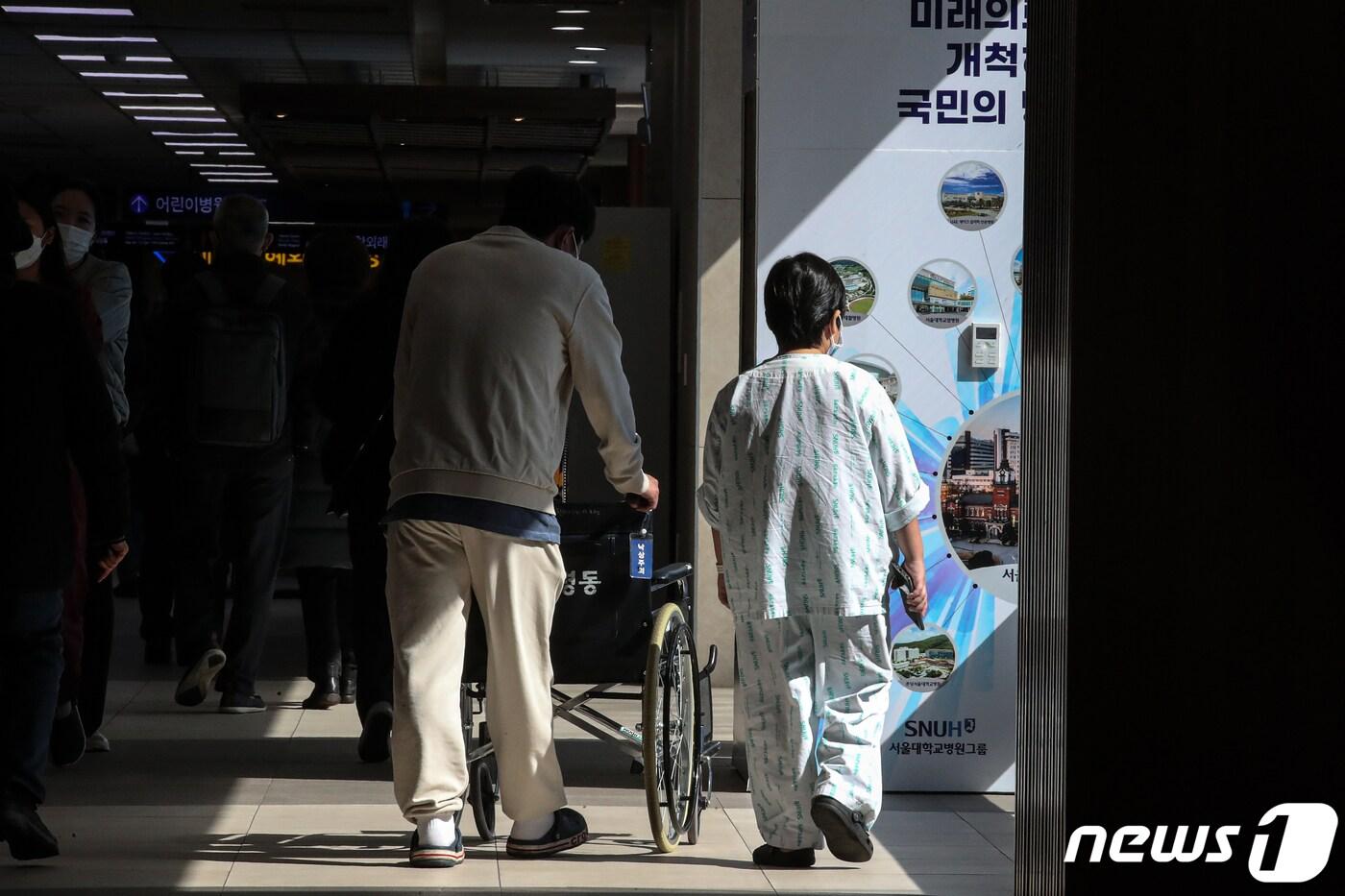 정부가 미복귀 전공의 확인을 위해 전국의 수련병원에 현장점검을 실시하는 4일 서울 시내의 한 대학병원에서 어린이 환자가 발걸음을 옮기고 있다. 2024.3.4/뉴스1 ⓒ News1 이승배 기자