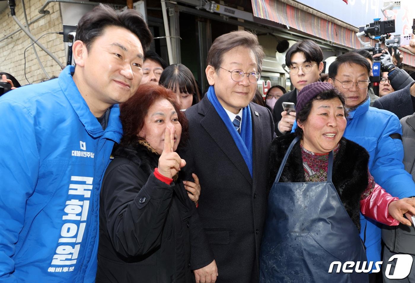 이재명 더불어민주당 대표와 곽상언 후보자가 4일 서울 종로구 창신시장에서 시민들과 기념촬영을 하고 있다. &#40;공동취재&#41; 2024.3.4/뉴스1 ⓒ News1 구윤성 기자