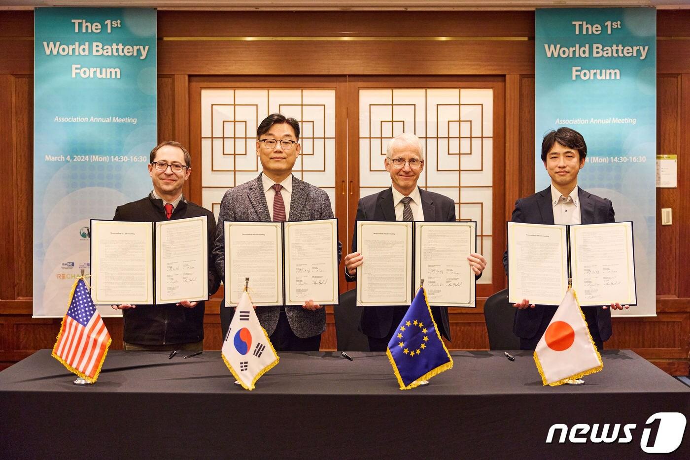 미국·한국·유럽연합&#40;EU&#41;·일본 배터리산업협회 관계자들이 4일 &#39;세계배터리포럼&#39; 양해각서&#40;MOU&#41;를 체결한 후 기념촬영을 하고 있다.&#40;한국배터리산업협회 제공&#41;