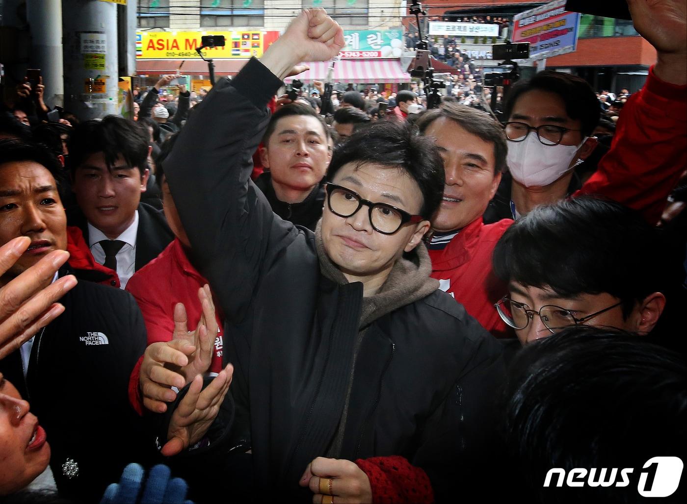 한동훈 국민의힘 비상대책위원장이 4일 오후 충남 천안중앙시장을 찾아 지지자들에게 인사하고 있다. &#40;공동취재&#41; 2024.3.4/뉴스1 ⓒ News1 송원영 기자