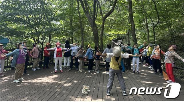 한국산림복지진흥원 국립장성숲체원&#40;전남 장성군 북이면&#41; 항노화 산림치유프로그램 모습. 한국산림복지진흥원 국립장성숲체원 제공