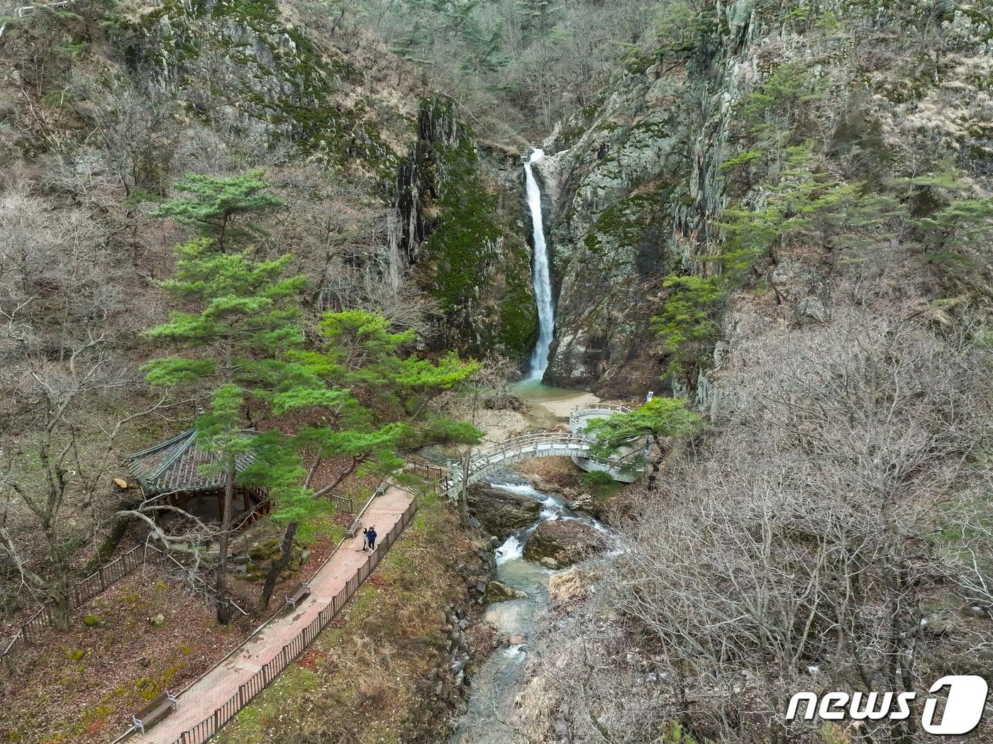  &#39;경칩&#39;인 5일 30여m 높이에서 떨어지는 충북 영동의 옥계폭포 물줄기에 생동감이 넘쳐난다. &#40;영동군 제공&#41; /뉴스1