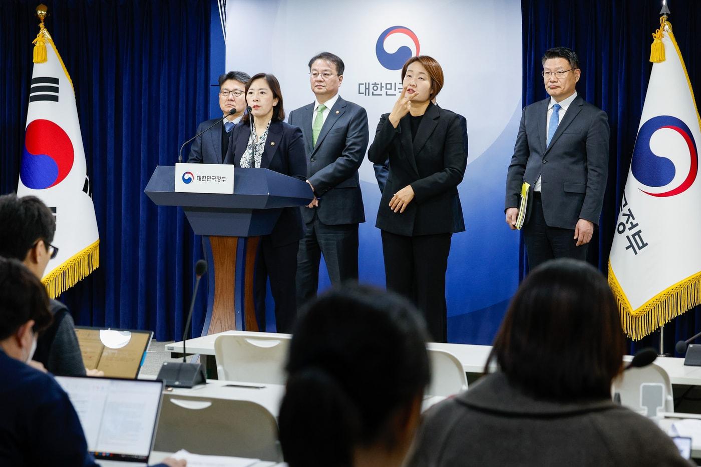  신영숙 여성가족부 차관이 4일 종로구 정부서울청사에서 열린 &#39;국민과 함께하는 민생토론회&#40;청년 편&#41; 사전브리핑에&#39; 참석해 취재진 질문에 답하고 있다. 정부는 국가장학금 및 근로장학금 확대, 한부모가족 양육비 선지급제 도입, 기업 출산장려금 세제지원, 청년주택 11만호 및 기숙사 공급 등의 청년정책 추진계획을 발표했다. 2024.3.5/뉴스1