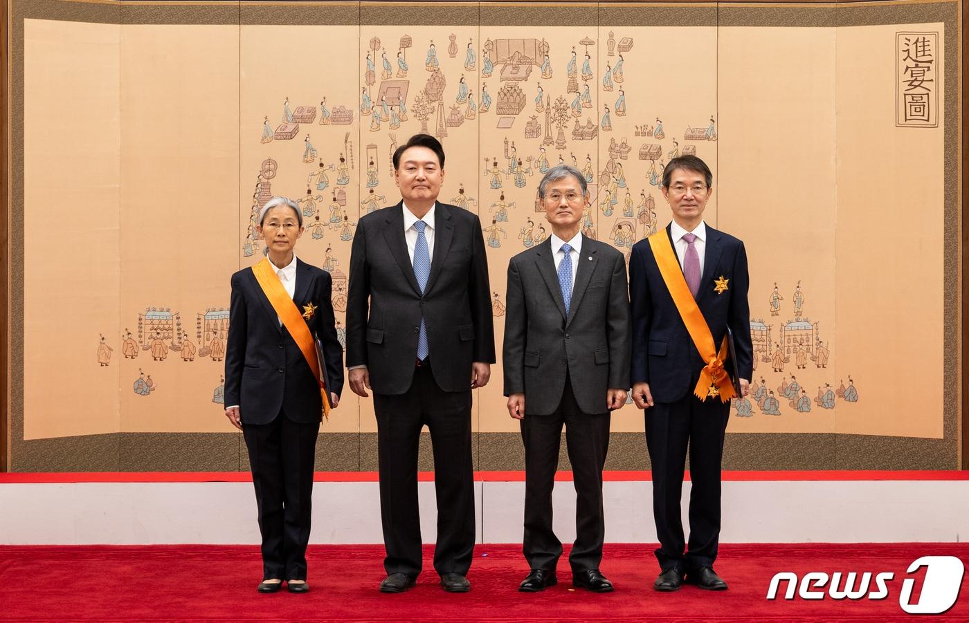 윤석열 대통령이 5일 용산 대통령실 청사에서 퇴임하는 안철상, 민유숙 대법관에게 청조근정훈장을 수여한 후 기념촬영을 하고 있다. &#40;대통령실 제공&#41; 2024.3.5/뉴스1 ⓒ News1 오대일 기자