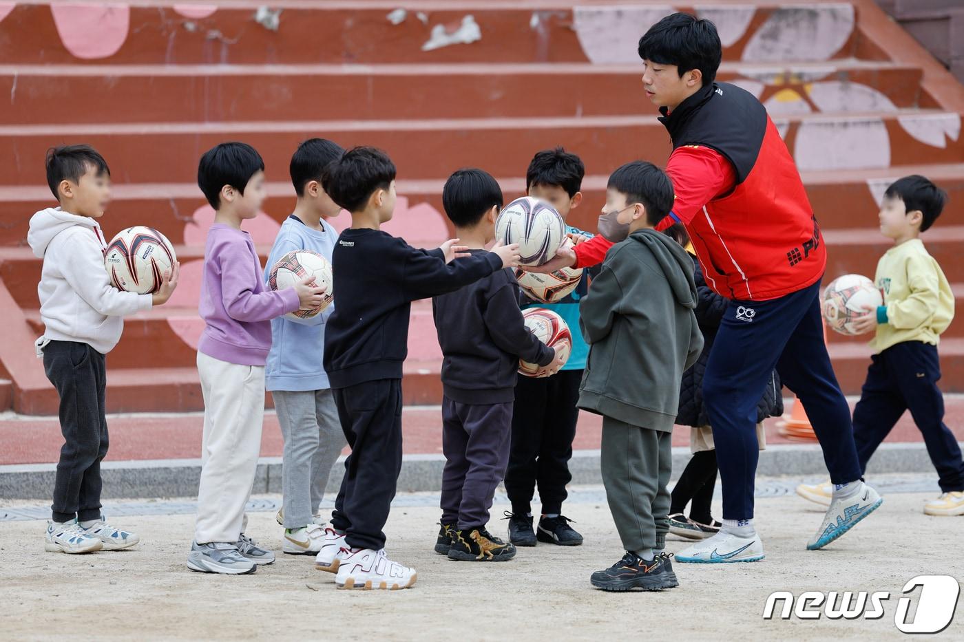 초등학교 1학년 학생들이 야외 수업을 듣고 있다. /뉴스1 ⓒ News1 안은나 기자