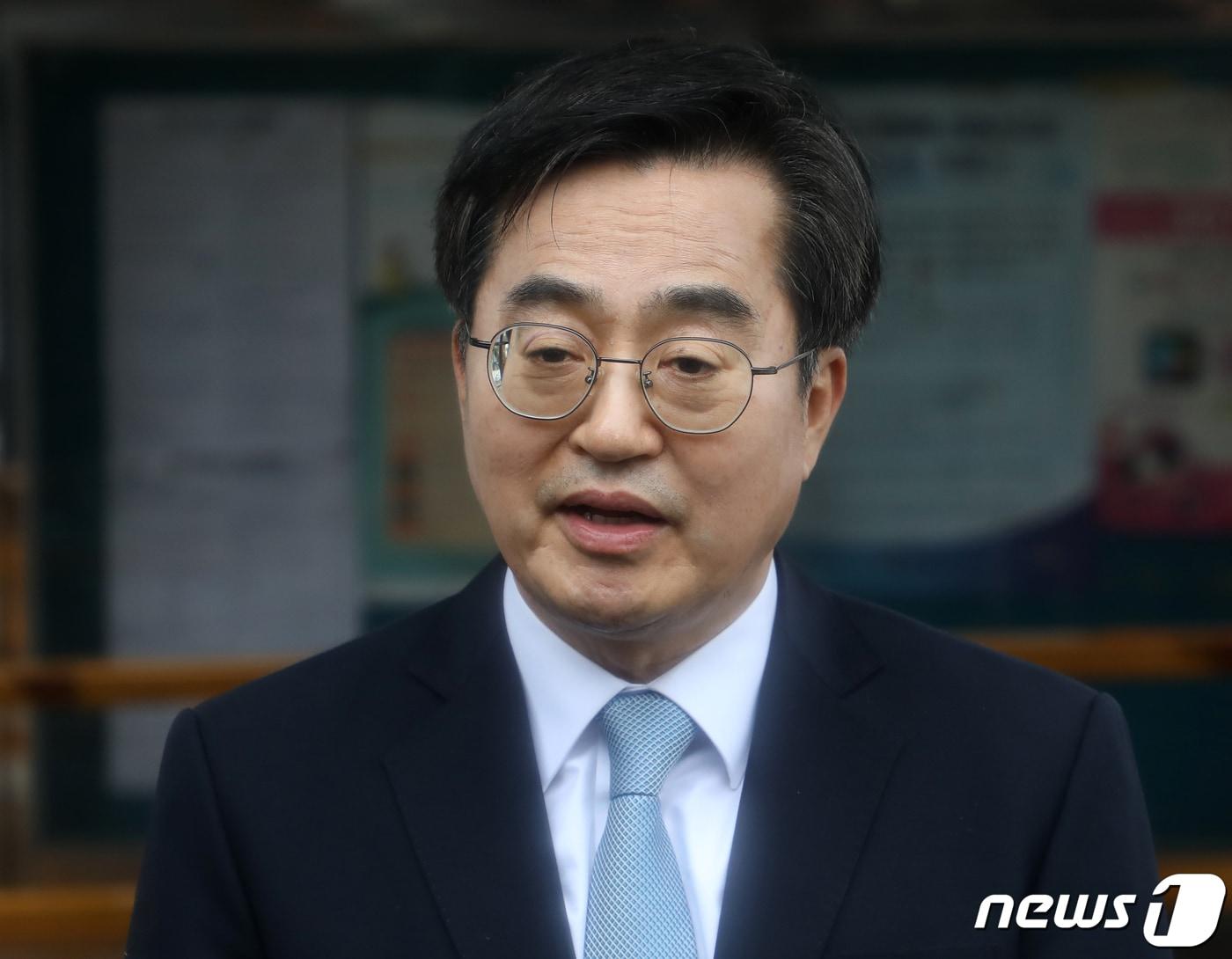 김동연 경기도지사가 5일 오후 경남 양산시 하북면 평산마을 문재인 전 대통령 사저를 방문한 후 브리핑을 하고 있다. 2024.3.5/뉴스1 ⓒ News1 윤일지 기자