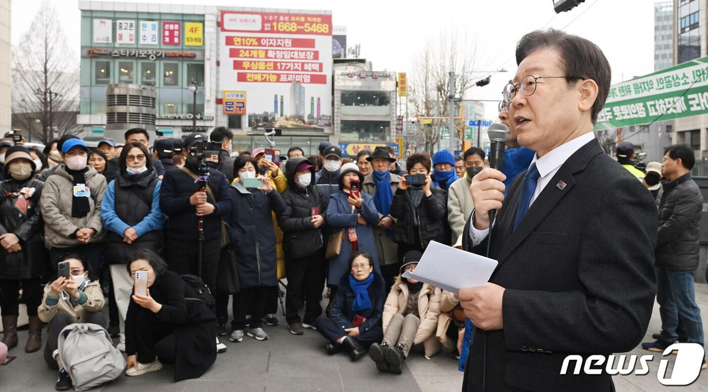 이재명 더불어민주당 대표가 5일 서울 영등포역 앞에서 긴급 현장기자회견을 하고 있다. &#40;공동취재&#41; 2024.3.5/뉴스1 ⓒ News1 ,송원영 기자