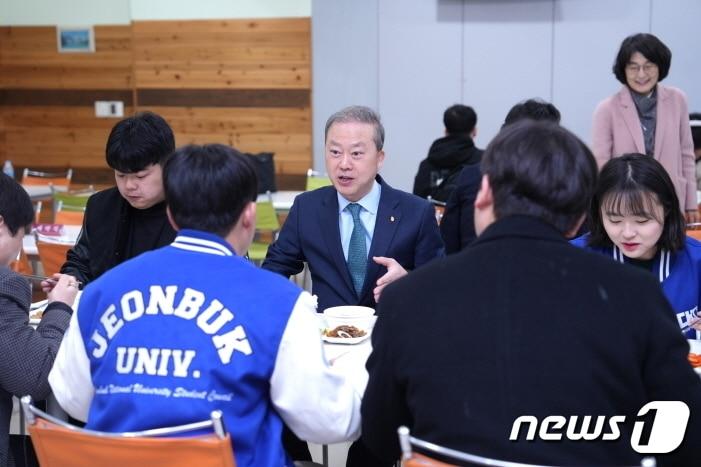 양오봉 전북대학교 총장이 2024년 ‘천원 아침밥’이 시작된 5일 학생들과 함께 식사를 하면 소통하고 있다.&#40;전북대 제공&#41;/뉴스1