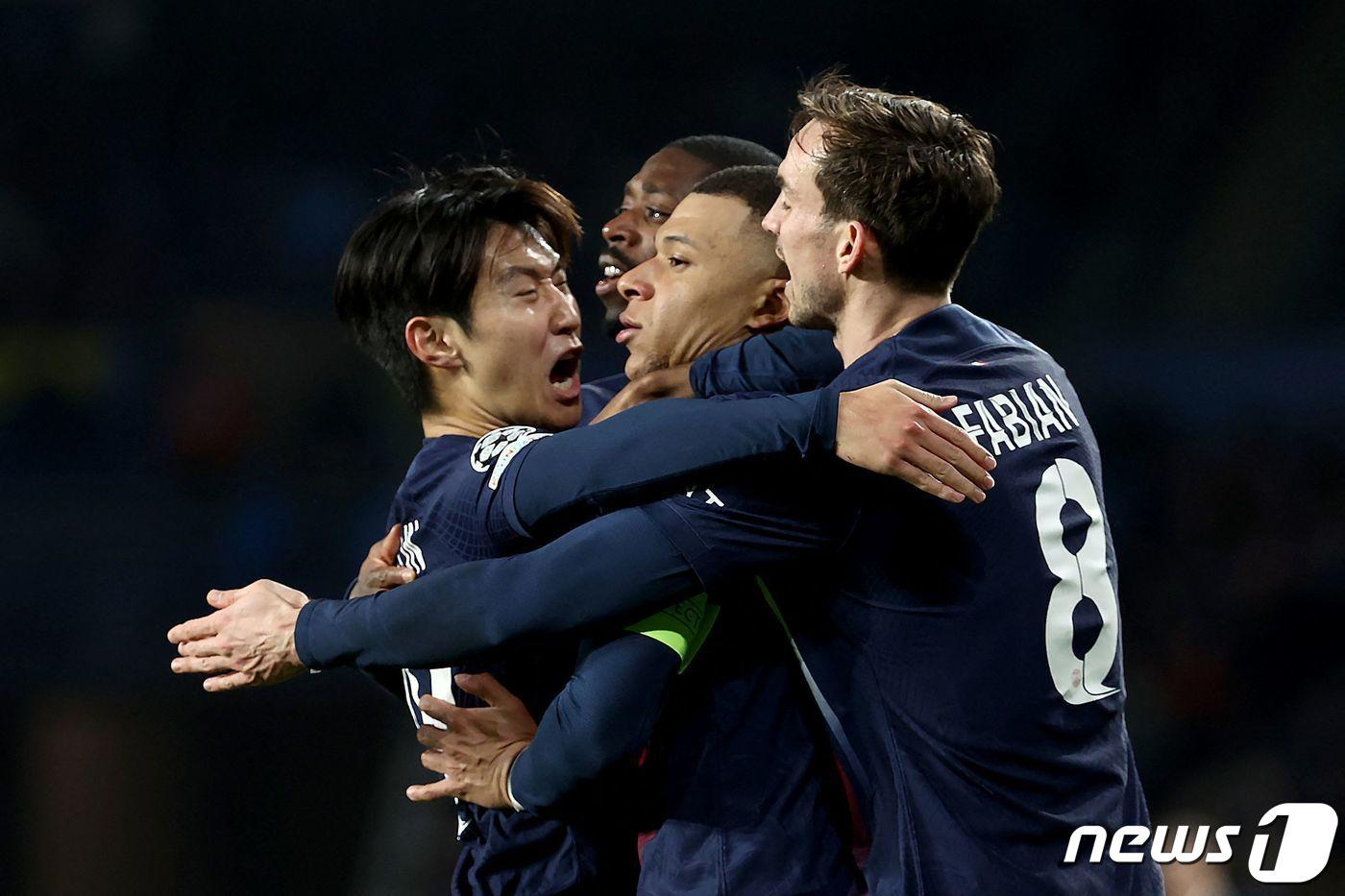 이강인&#40;왼쪽&#41;이 UCL 레알 소시에다드전에서 도움을 올린 뒤 음바페 등과 기뻐하고 있다. ⓒ AFP=뉴스1