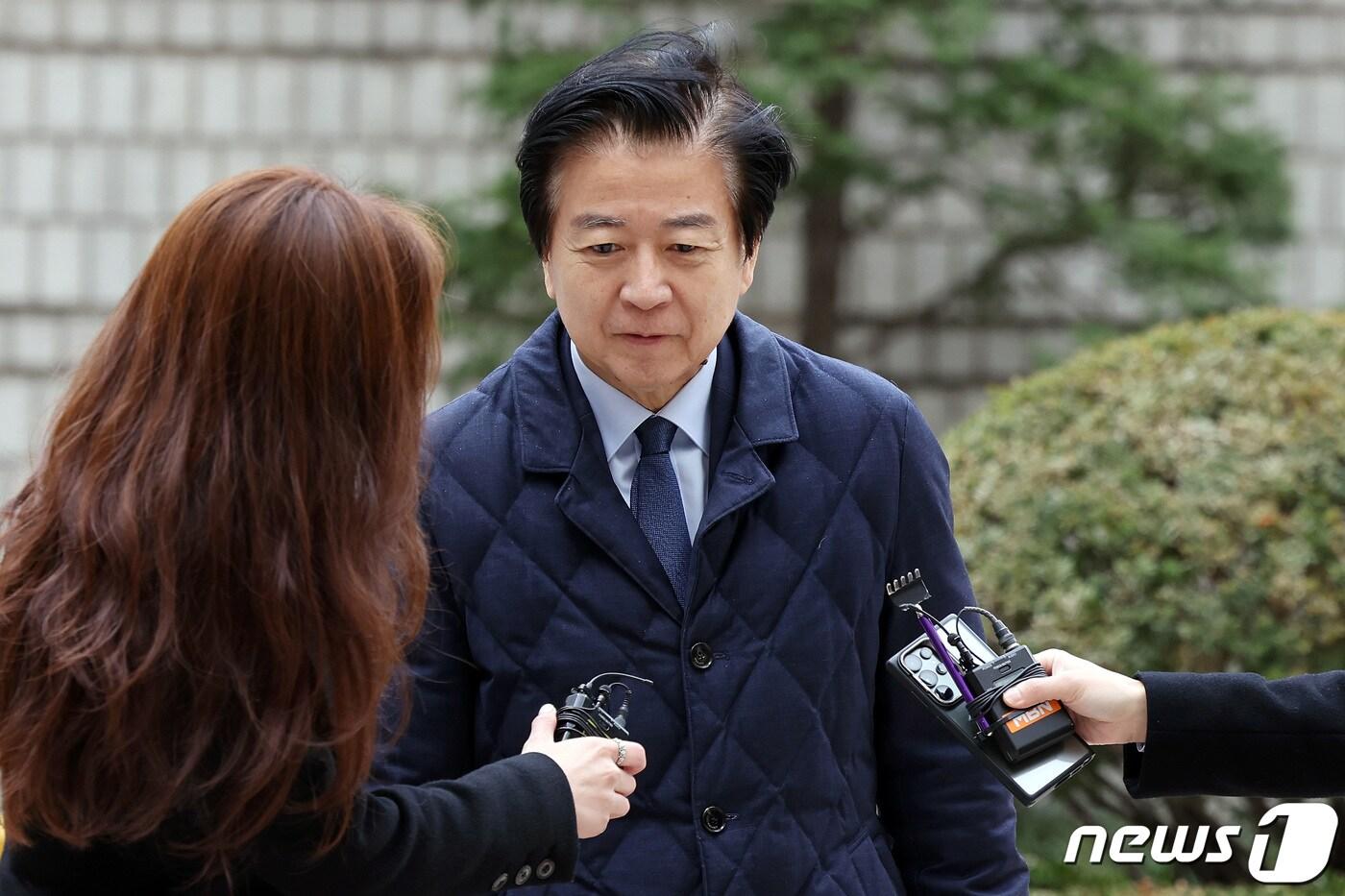 수천만 원대 뇌물과 불법 정치자금 수수 혐의를 받는 노웅래 더불어민주당 의원이 6일 오전 서울 서초구 서울중앙지방법원에서 열린 공판에 출석하고 있다. 2024.3.6/뉴스1 ⓒ News1 이동해 기자