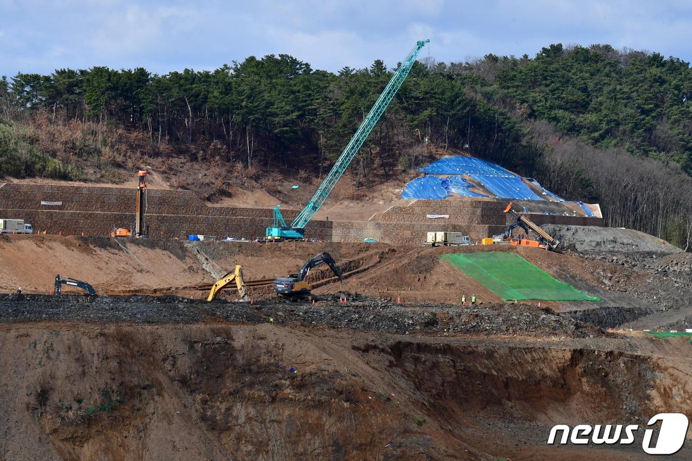 중장비들이 아파트단지 건설에 필요한 부지 조성 공사가 한창이다. 사진 내용과 본문은 관련 없음. 2024.3.6/뉴스1 ⓒ News1 최창호 기자