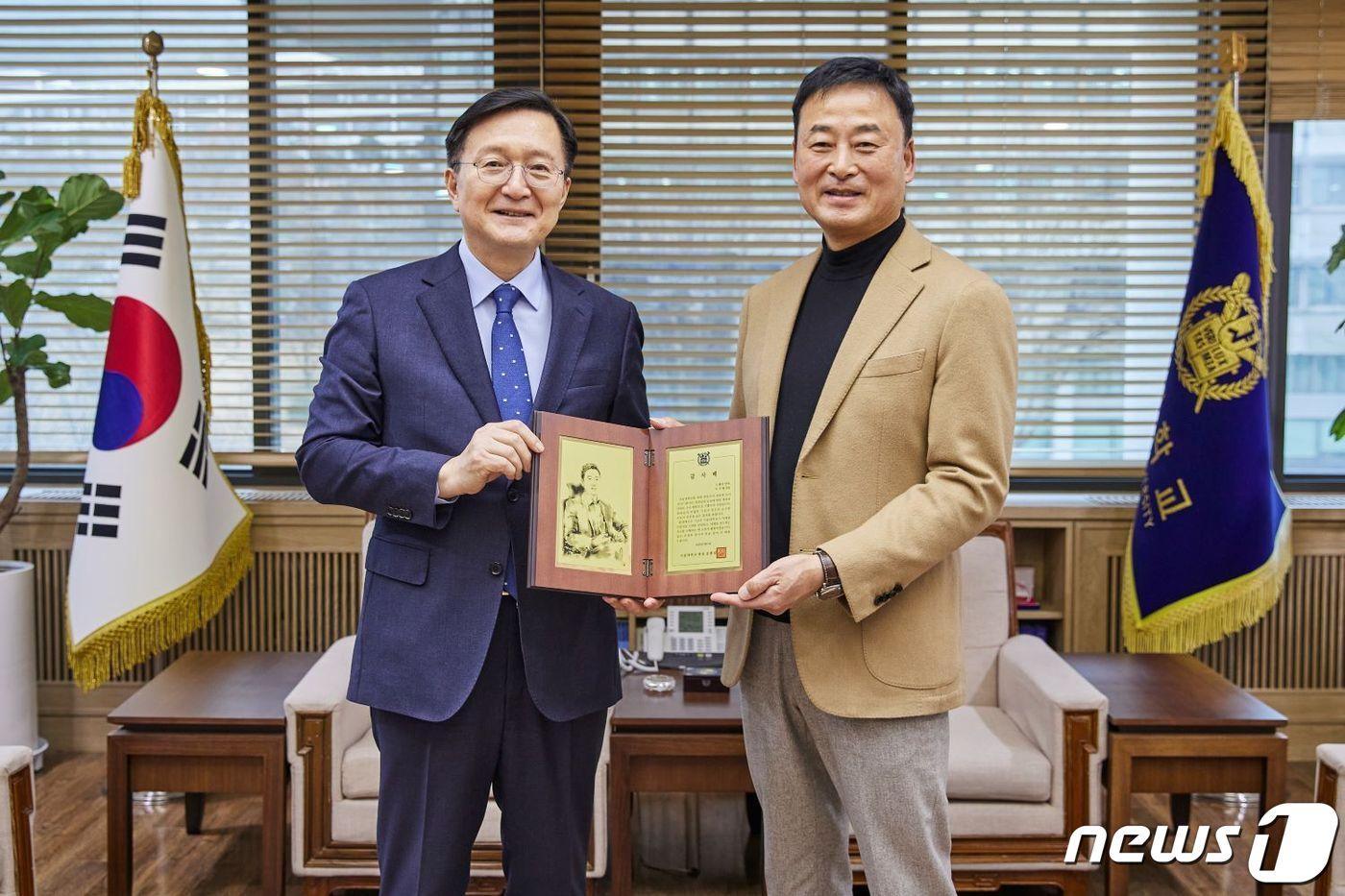 이기형 그래디언트 대표&#40;오른쪽&#41;과 유홍림 서울대학교 총장이 감사패를 들고 기념사진을 찍고 있다.&#40;그래디언트 제공&#41; 