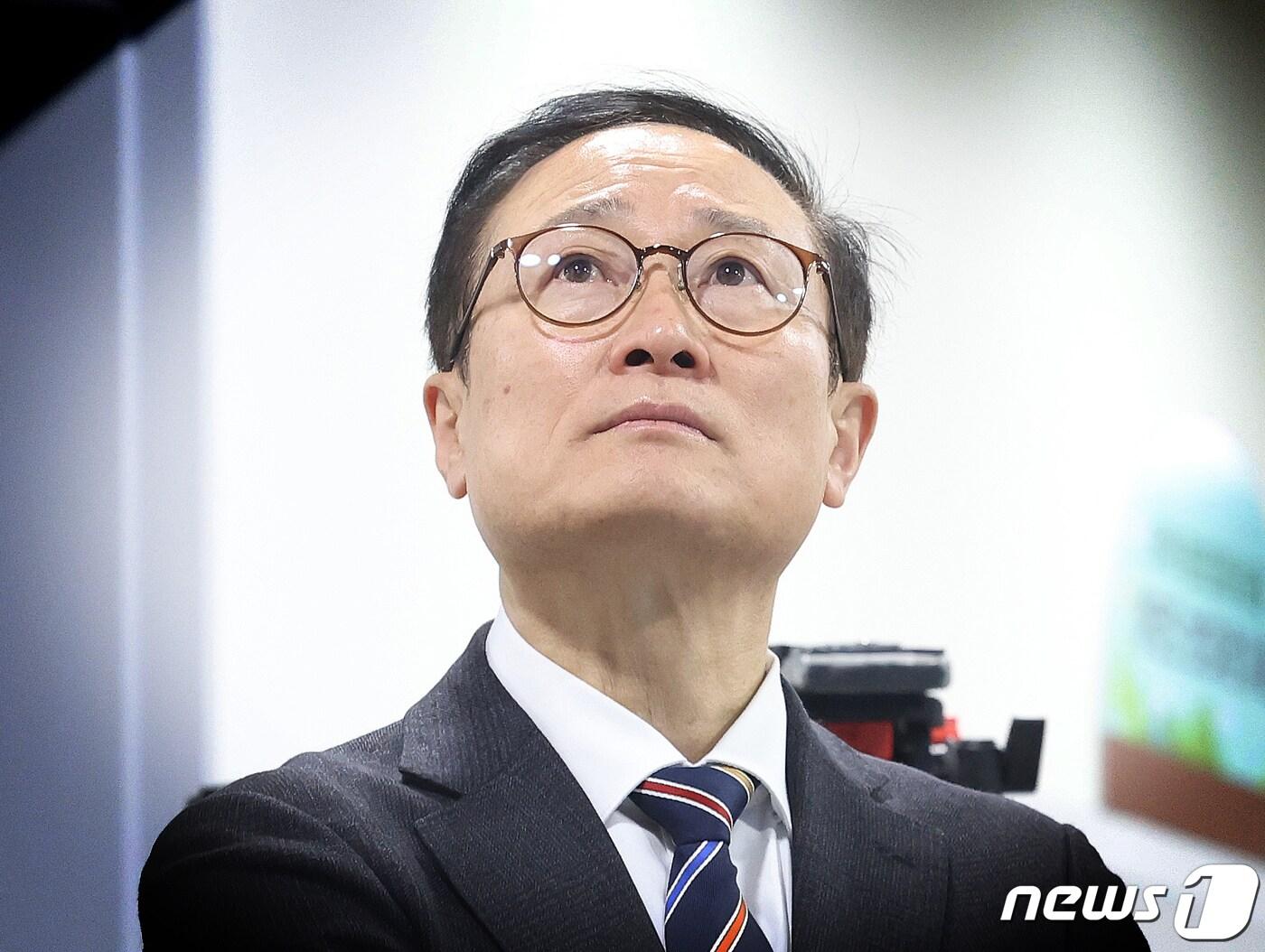 더불어민주당 공천에서 배제된 &#39;친문 중진&#39; 홍영표 더불어민주당 의원이 6일 서울 여의도 국회 소통관에서 민주당 탈당 기자회견을 앞두고 생각에 잠겨 있다. 2024.3.6/뉴스1 ⓒ News1 ,송원영 기자