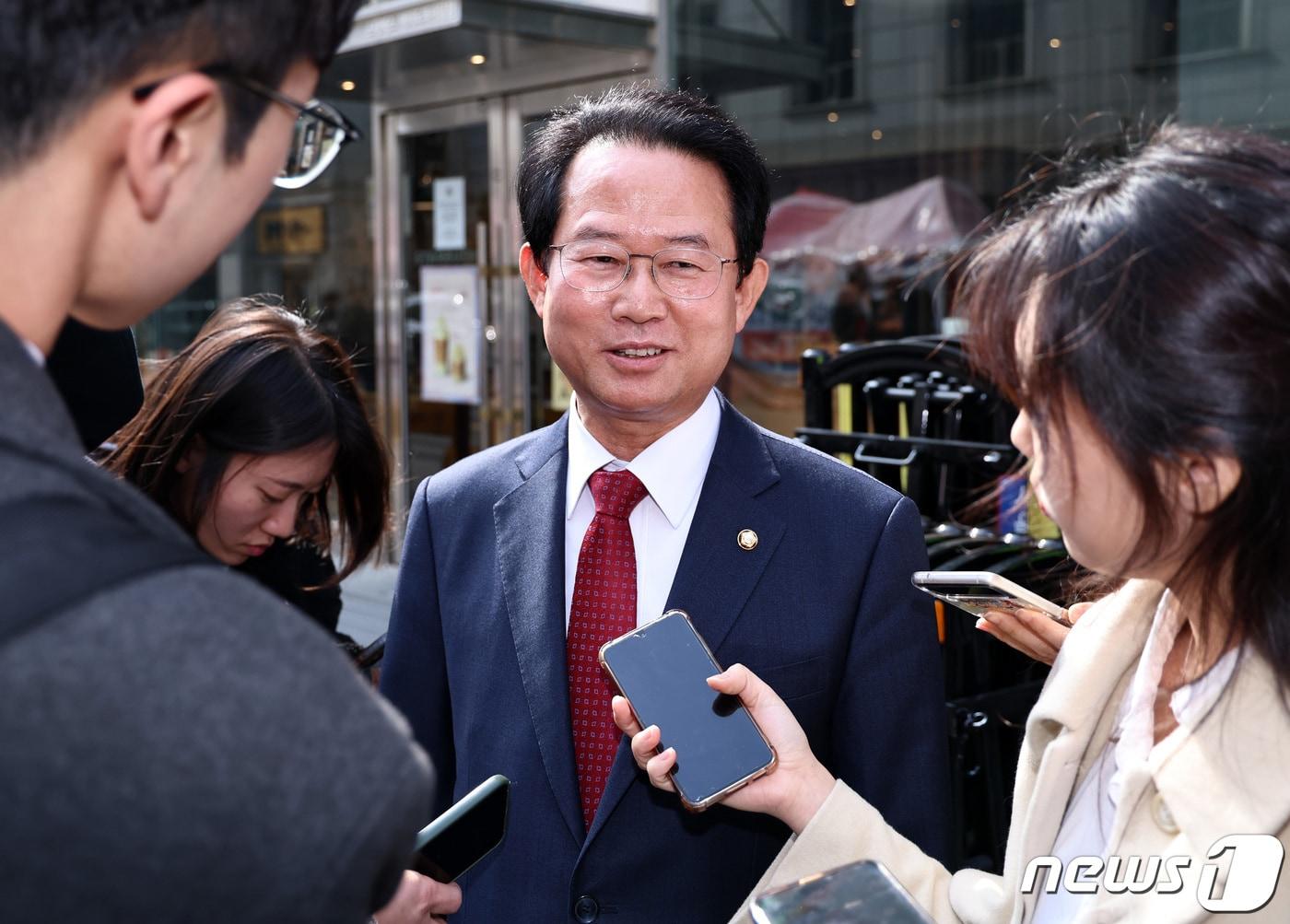 류성걸 국민의힘 의원이 7일 서울 여의도 중앙당사를 나서며 취재진의 질문에 답하고 있다. 2024.3.7/뉴스1 ⓒ News1 구윤성 기자