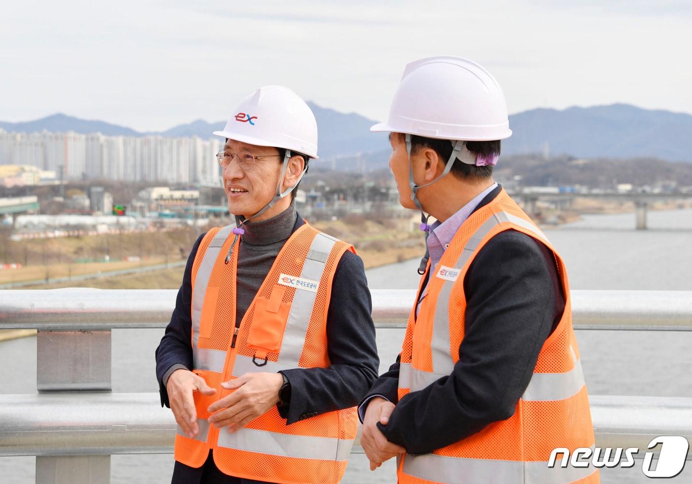 김윤상 기획재정부 차관이 6일 오전 경기도 구리시 한강횡단교 건설현장을 방문, 건설현장을 점검하며 현장 애로사항을 청취하고 있다. &#40;기획재정부 제공&#41; 2024.3.6/뉴스1