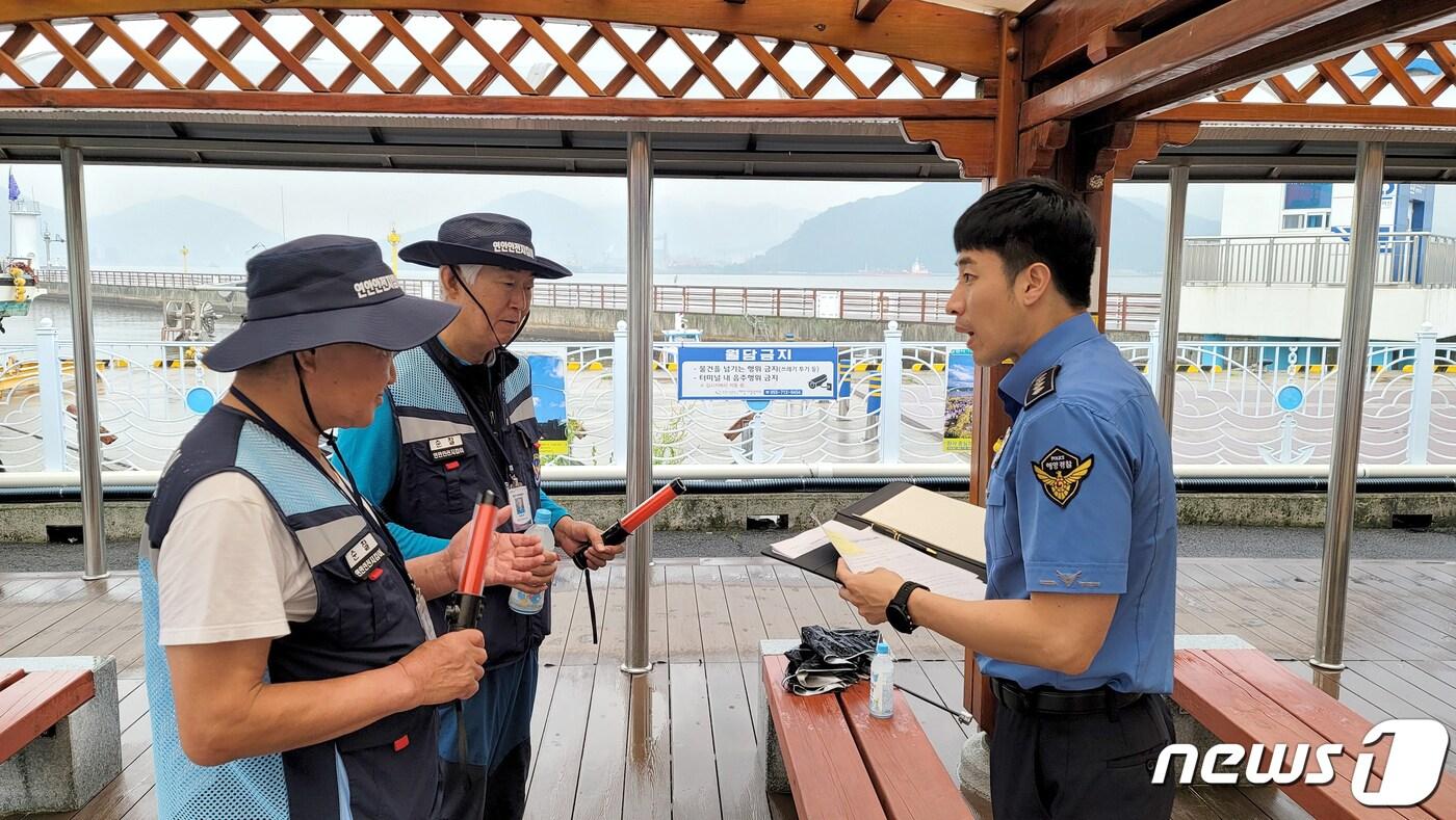 지난해 연안안전지킴이들이 활동전 안전교육을 받고 있다. &#40;남해해경청 제공&#41;