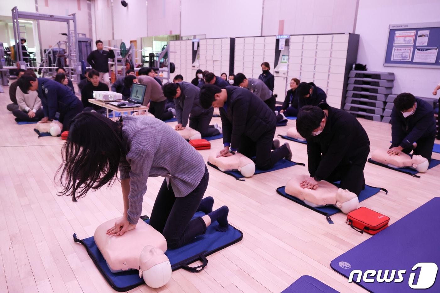 서울 종로구 정부서울청사에서 열린 재난대비 민방위 훈련에서 청사관리소 직원들이 심폐소생술 실습을 하고 있는 모습. 2024.3.6/뉴스1 ⓒ News1 허경 기자