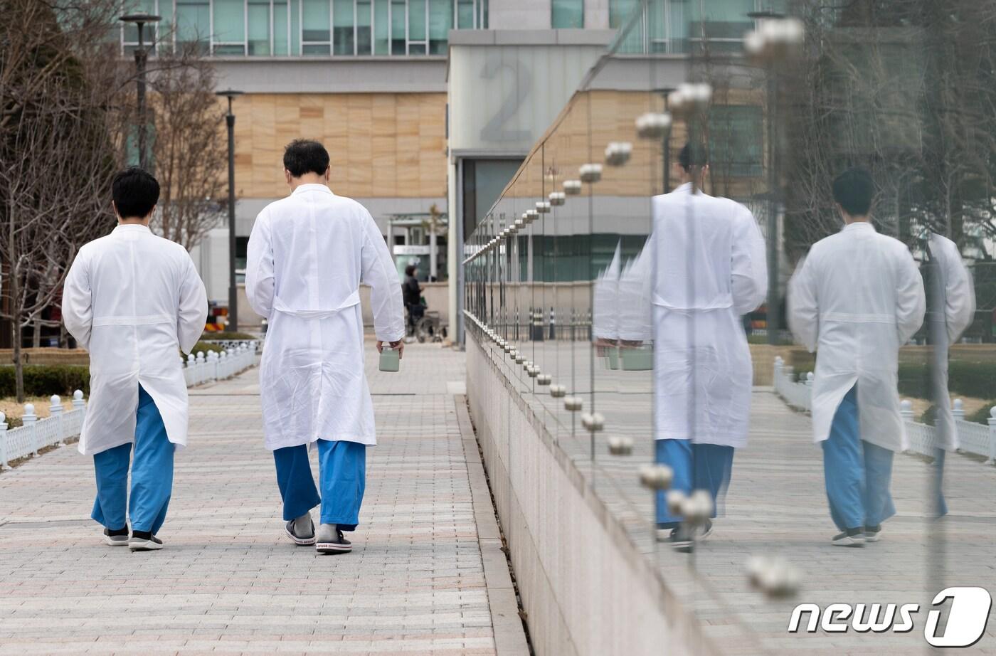 서울 소재의 한 병원에서 의료진이 발걸음을 옮기고 있다. 2024.3.6/뉴스1 ⓒ News1 이재명 기자