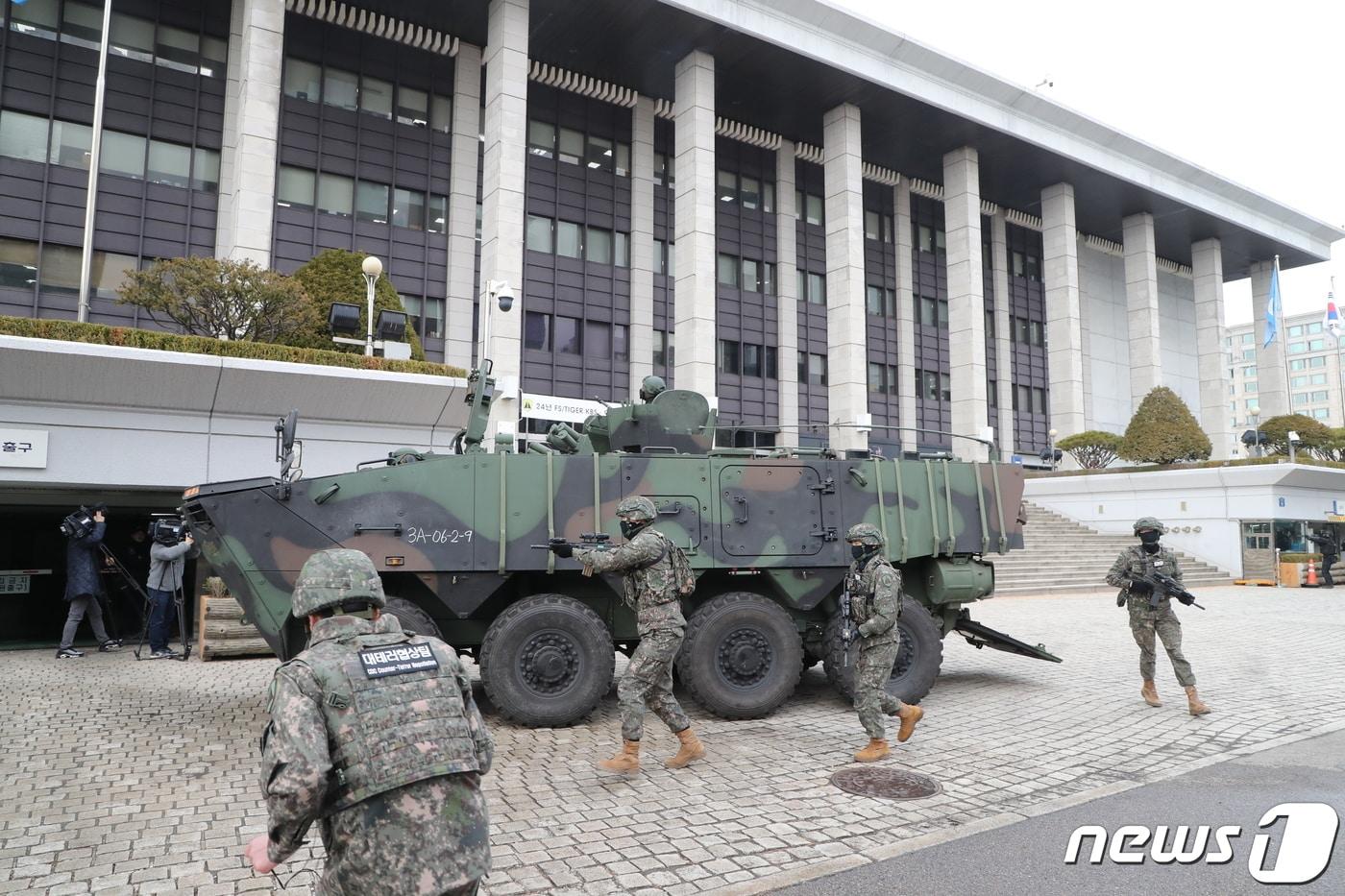 육군 제52보병사단 장병과 유관기관 관계자들이 6일 서울 여의도 일대에서 국가중요시설 대테러 훈련을 하고 있다. 이번 훈련에는 52사단, 1방공여단, 1경비단과 특수전사령부 백호부대, 영등포경찰서 및 소방서를 비롯해 16대 부대, 9개 기관 360여명이 참가했다. 2024.3.6/뉴스1 ⓒ News1 사진공동취재단