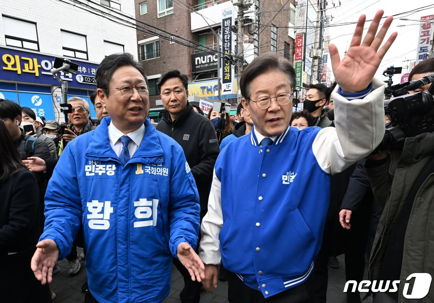 이재명 더불어민주당 대표와 황희 양천구갑 국회의원 후보가 6일 오후 서울 양천구 목동깨비시장을 방문해 시민들께 인사를 하고 있다. &#40;공동취재&#41; 2024.3.6/뉴스1 ⓒ News1 송원영 기자