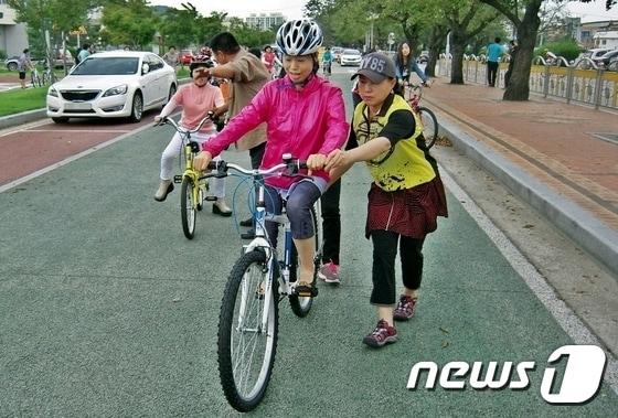 정읍시가 올해도 시민이 안심하고 자전거를 탈 수 있도록 시민 전체를 대상으로 자전거 보험에 가입하고 홍보에 나섰다.&#40;뉴스1/DB&#41;