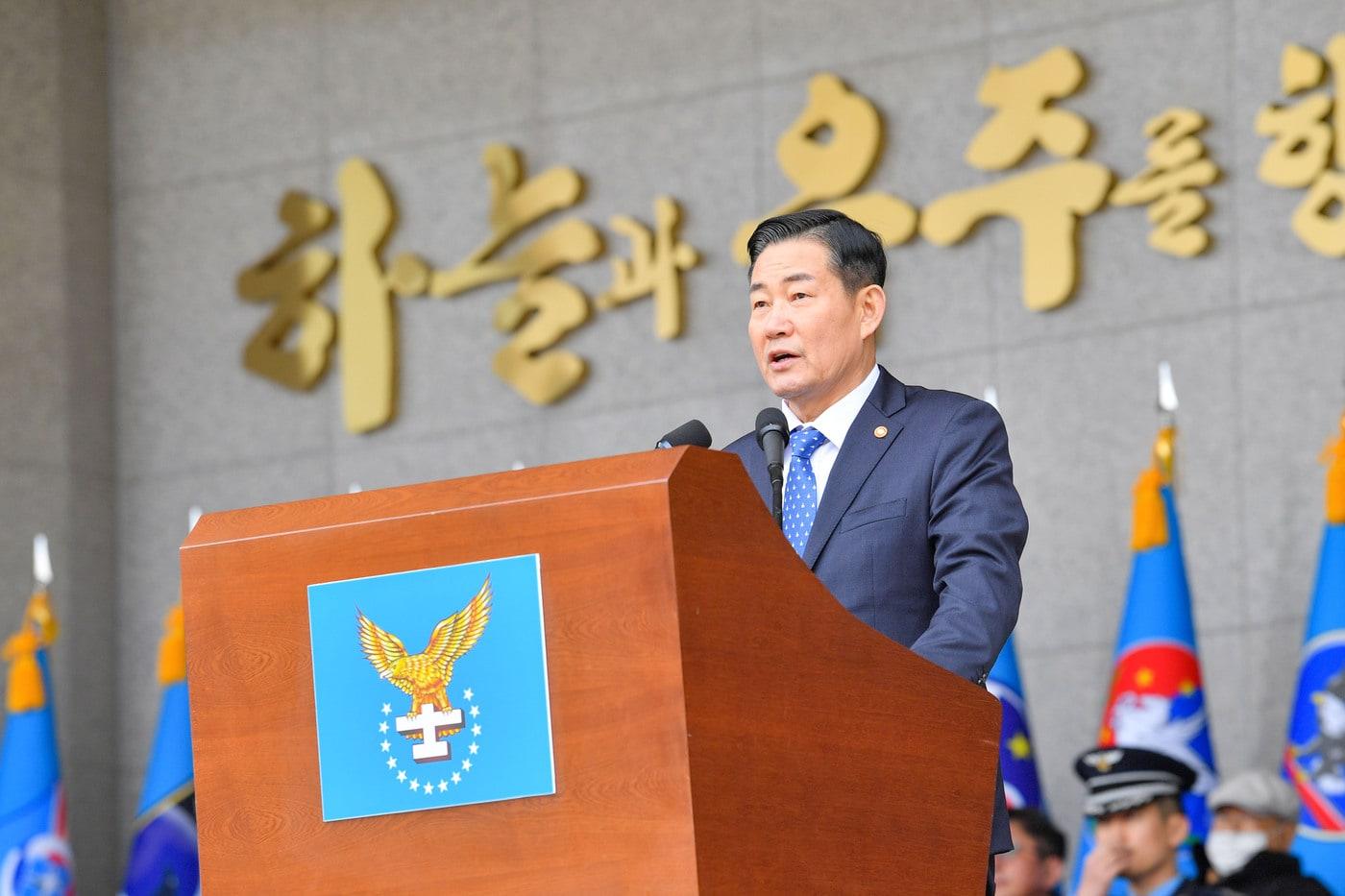 신원식 국방부 장관이 6일 제72기 공군사관생도 졸업 및 임관식에서 축사를 하고 있다.&#40;공군 제공&#41;